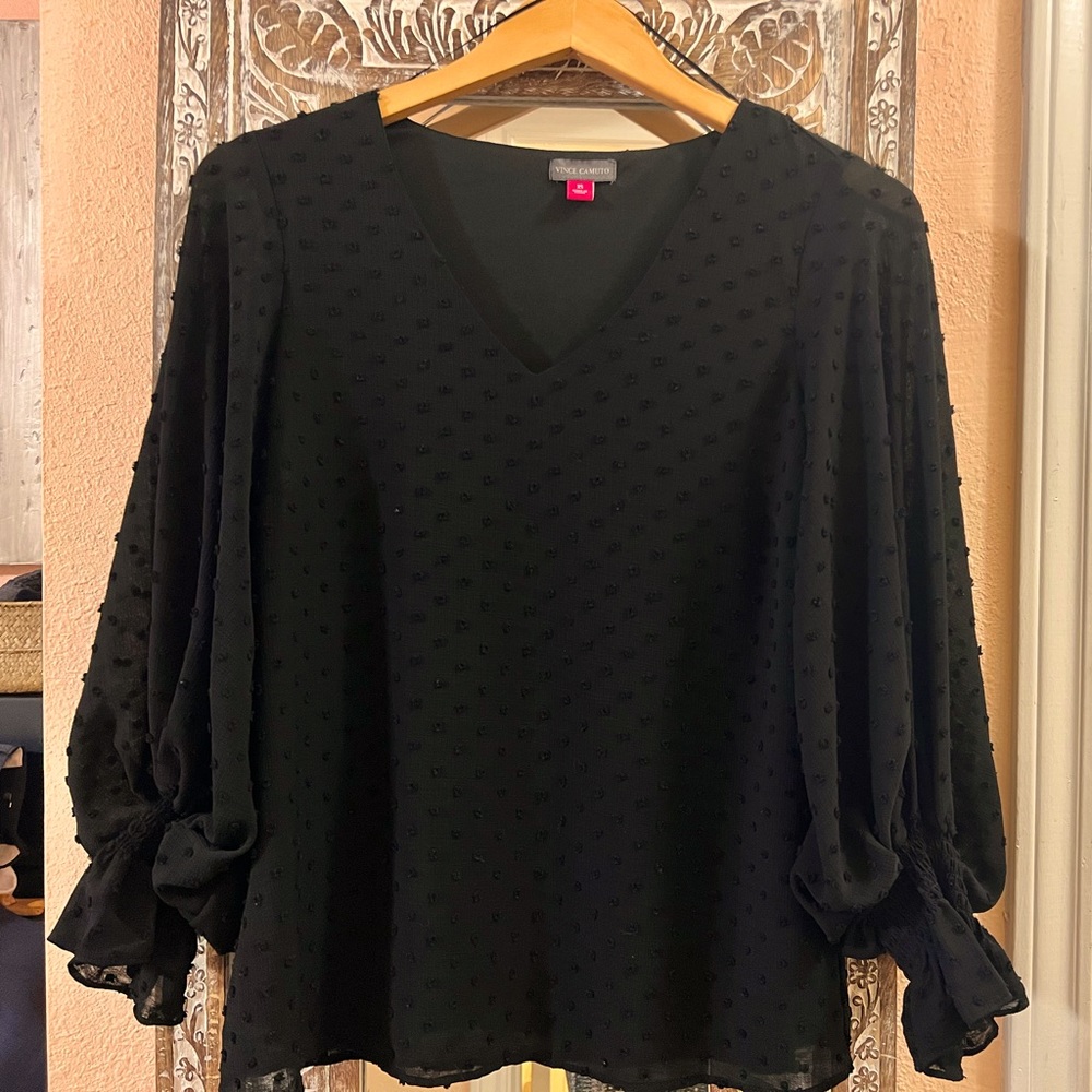 WOMEN’S CLIP-DOT SMOCKED -CUTT TOP BLOUSE. SIZE XS.